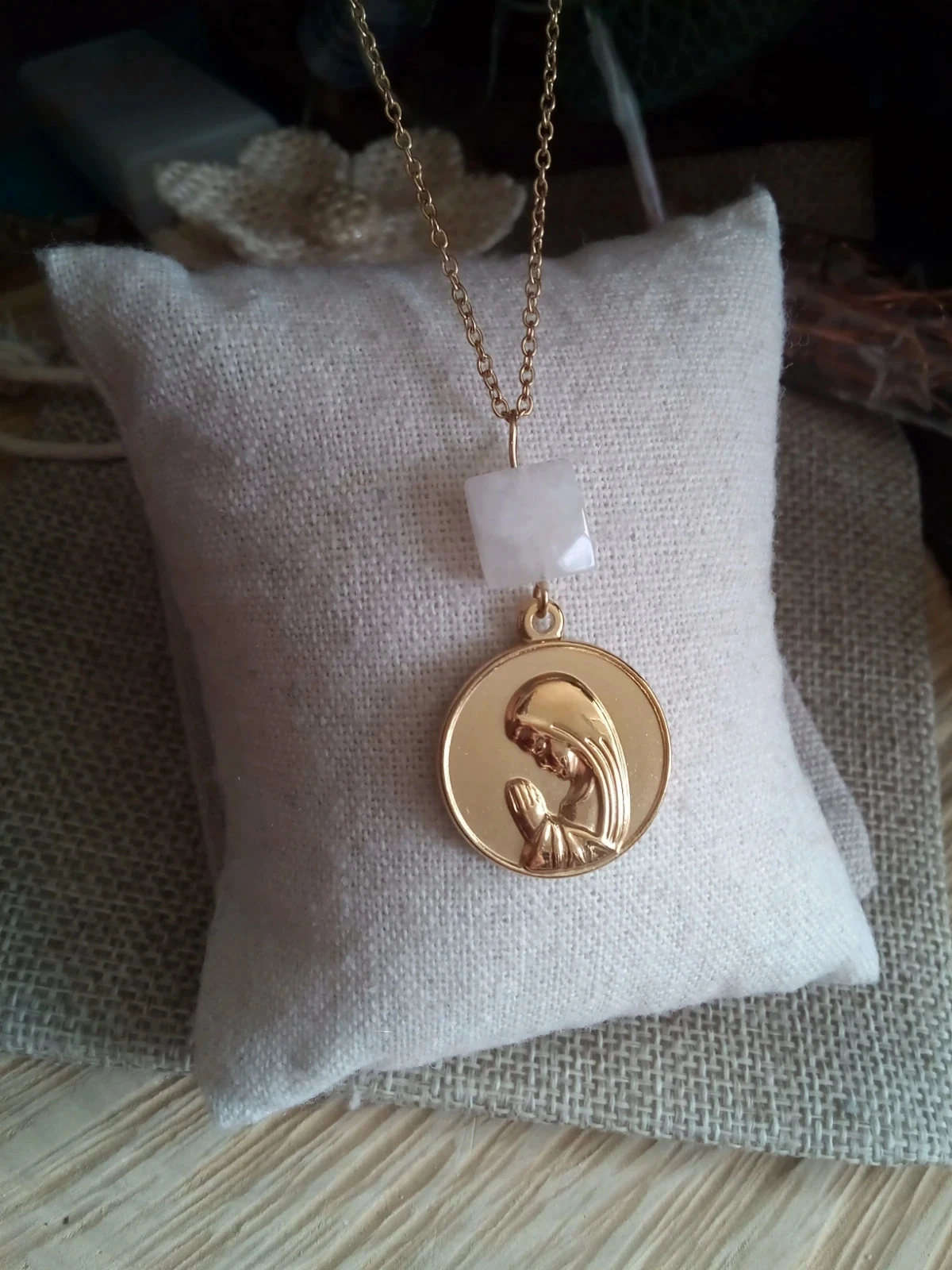 Collier Sainte Vierge et pierre de lune